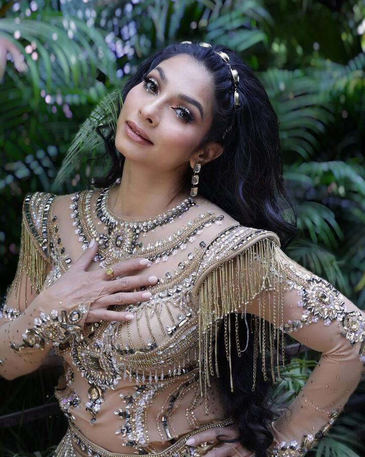 बॉलीवुड अभिनेत्री काजोल की बहन, तनीषा मुखर्जी ने भी डांस रियलिटी शो झलक दिखला जा 11 में भाग लिया है. 2003 में हिंदी फिल्म, सशश... से अपनी शुरुआत करने के बाद से, तनीषा ने फैंस के दिलों में जगह बना ली है. उन्होंने अपने प्रोफेशनल डांसिंग पार्टनर तरुण राज निहालिनी के साथ शो में हिस्सा लिया है. उनकी नेट वर्थ 15 करोड़ रुपये है.