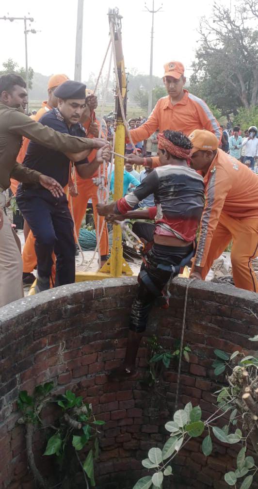 Varanasi: 'जाको राखे साइयां, मार सके न कोय', 50 फीट गहरे कुएं से जीवित बचे शख्स, अस्पताल में भर्ती