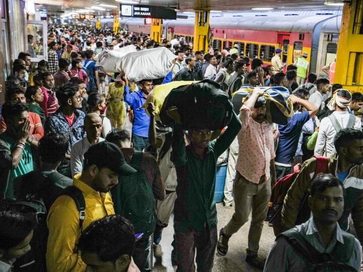 हालांकि यह भीड़ किसी एक दिन की नहीं है. बीते कई दिनों से लगातार भीड़ दिख रही है. यह तस्वीर नई दिल्ली की है. शनिवार (11 नवंबर) को भी नई दिल्ली रेलवे स्टेशन पर काफी भीड़ दिखी. छठ को लेकर घर जाने वालों की हर दिन ऐसी ही भीड़ हो रही है.