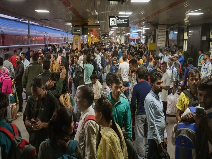 Diwali Chhath 2023 Northern Railway stops sales of platform ticket know details Railway News: छठ पर्व से पहले रेलवे ने लिया बड़ा फैसला! प्लेटफॉर्म टिकट की बिक्री पर लगाई रोक, जानिए इसके पीछे का कारण