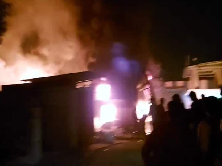 Lucknow Fire breaks out in thermocol Factory houses vacated from people ANN Lucknow Fire: मोमबत्ती फैक्ट्री में लगी भीषण आग, लाखों के सामान के नुकसान का अनुमान, ग्रामीणों में दहशत