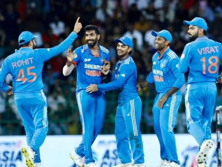 இதில் அரையிறுதிக்கு முதலில் தகுதி பெற்ற அணி கடைசியாக தகுதி பெறும் அணியுடன் தனது முதல் அரை இறுதி போட்டியில் சந்திக்கும் அதாவது முதல் இடத்தில் இருக்கும் இந்தியாவும் நான்காம் இடத்தில் இருக்கும் நியூசிலாந்து அணியும் அரை இறுதிப் போட்டியில் மோதும் இதில் வெற்றி பெறும் அணி நேரடியாக இறுதிப் போட்டிக்குள் நுழையும்.