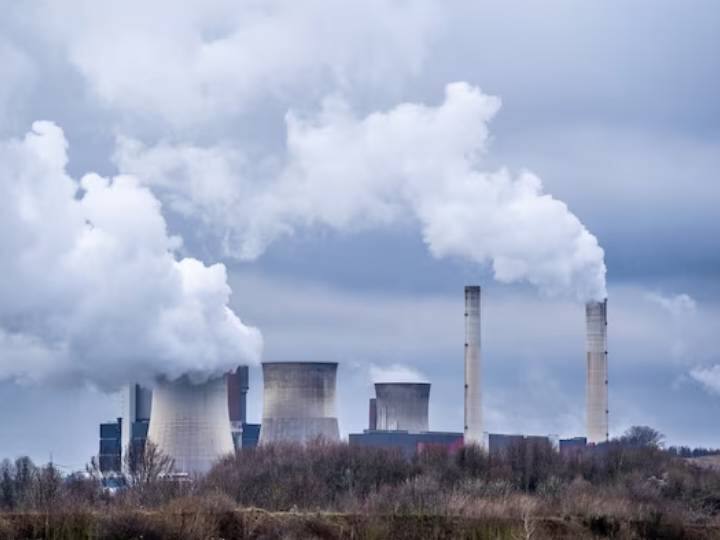 दिल्ली (Delhi Air Pollution) की जहरीली हवा और गलत खानपान की वजह से बहुत सारी त्वचा संबंधी बीमारियों का खतरा बढ़ा हुआ है. हेल्थ एक्सपर्ट के मुताबिक एयर पॉल्यूशन के कारण सांस संबंधी बीमारी के साथ-साथ त्वचा संबंधी बीमारी का खतरा भी बढ़ जाता है. आज हम एयर पॉल्यूशन से होने वाली स्किन बीमारी के बारे में बात करेंगे जिसके कारण खुजली होती है. इन दिनों आप दिल्ली में रह रहे हैं और बाहर निकलते ही आपके शरीर में खुजली और एलर्जी महसूस होती है तो यह बिल्कुल गंभीरता से लेने वाली बात है. क्योंकि स्किन पर होने वाली खुजली परेशान तो करती ही हैं साथ ही अगर यह बढ़ जाए तो इसकी वजह से शर्मिंदगी भी झेलनी पड़ सकती है. जिसके कारण आपको त्वचा संबंधी दिक्कत होती है. स्किन पर अगर लाल धब्बे और चकत्ते होते हैं तो इसे अर्टिकरिया भी बीमारी भी कहा जाता है.