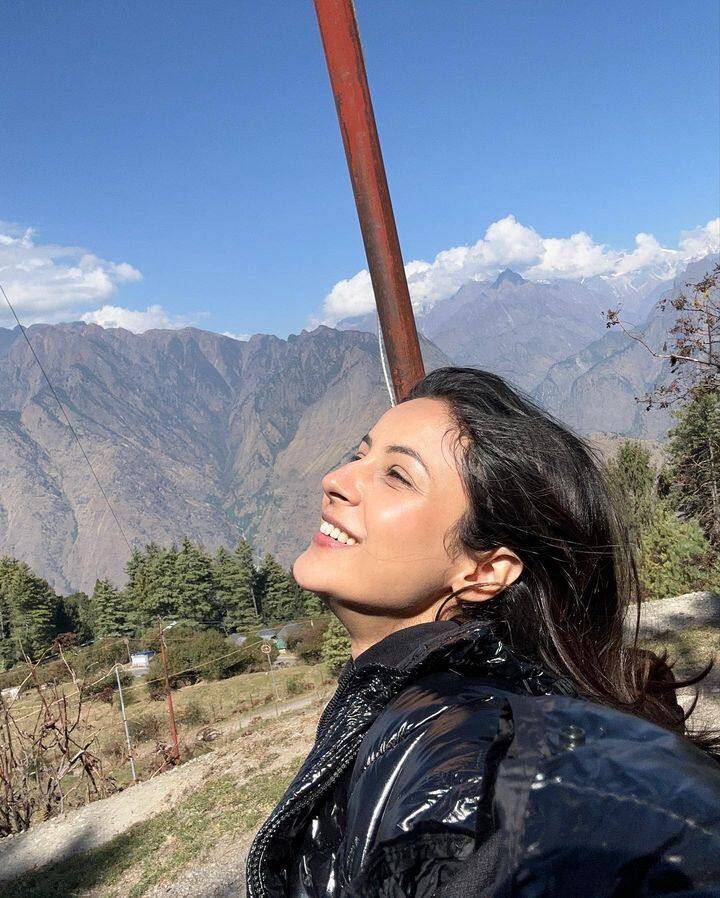 छायाचित्रात अभिनेत्रीने जाड जाकीट घातले आहे आणि तिच्या डोक्यावर टोपीही आहे.
