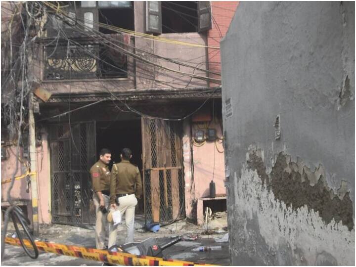 Lakshmi Nagar shakarpur fire couple jumped from balcony with 3 years old son in delhi Delhi Fire: आग लगने के बाद शख्स ने तीन साल की मासूम को बिल्डिंग से फेंका, फिर बेटे-पत्नी के साथ कूदा