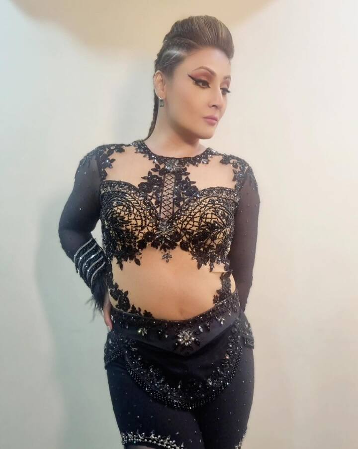 टीवी सीरियल कसौटी जिंदगी की में 'कोमोलिका' फेम उर्वशी ढोलकिया डांसिंग रियलिटी शो झलक दिखला जा में भी प्रतियोगियों में से एक हैं. उन्होंने प्रोफेशनल डांसर वैभव घुगे के साथ शो में हिस्सा लिया है. रिपोर्ट्स के मुताबिक उनकी नेटवर्थ करीब 30-35 करोड़ रुपये है.