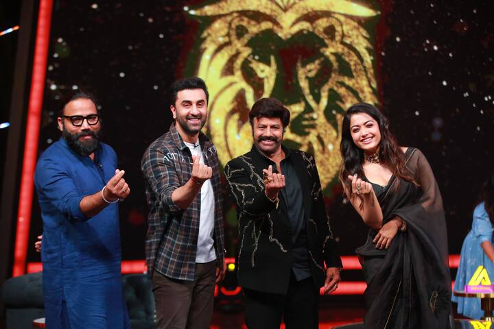 'అన్స్టాపబుల్' లిమిటెడ్ ఎడిషన్ లో బాలీవుడ్ స్టార్ హీరో రణబీర్ కపూర్, నేషనల్ క్రష్ రష్మికా మందన్నా సందడి చేశారు. వాళ్లిద్దరూ జంటగా 'అర్జున్ రెడ్డి' ఫేమ్ సందీప్ రెడ్డి వంగా దర్శకత్వం వహించిన సినిమా 'యానిమల్'. ఆ సినిమా ప్రమోషన్స్ కోసం 'అన్స్టాపబుల్' షోలో చిత్ర బృందం సందడి చేసింది. ఆ ఎపిసోడ్ షూటింగ్ చేసినప్పటి ఫోటోలు ఇవి. (Image Courtesy : Aha OTT)