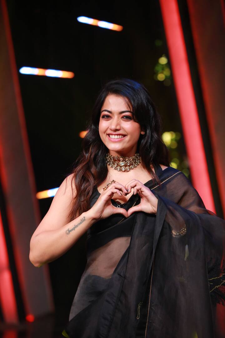 'అన్స్టాపబుల్' స్టేజి మీద నేషనల్ క్రష్ రష్మికా మందన్నా (Image Courtesy : Aha OTT)