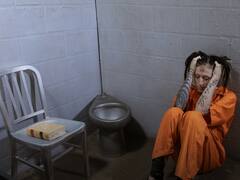 इस देश की जेलों में किताबें पढ़ने पर कम हो जाती है सजा, जवाब भारत नहीं है