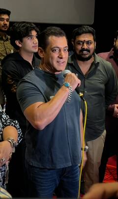Salman Khan Pics: 'टाइगर 3' के शो से पहले टॉयज लेकर थिएटर पहुंचे सलमान खान...छोटे-छोटे फैंस के साथ ली सेल्फी, देखिए तस्वीरें