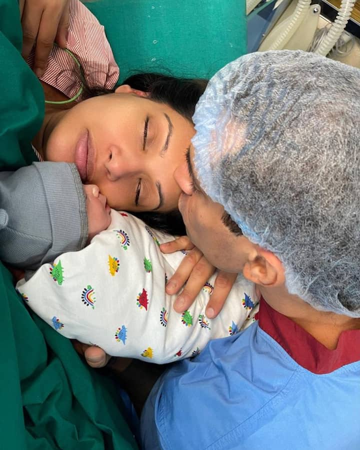 बिपाशा बसूने तिच्या इंस्टाग्रामवर प्रसूतीच्या वेळी ऑपरेशन रूमचा फोटो पोस्ट केला आहे. या फोटोमध्ये अभिनेत्रीसोबत नवजात मुलगी देवी आणि पती करण सिंग ग्रोवर दिसत आहेत.