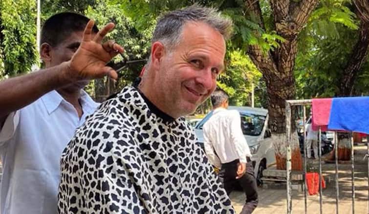 Former England captain Michael Vaughan  gets haircut from roadside barber in Mumbai Video: ઇગ્લેન્ડના પૂર્વ કેપ્ટને મુંબઇમાં ફૂટપાથ પર કપાવ્યા વાળ, વીડિયો પોસ્ટ કરી શું કહ્યુ?