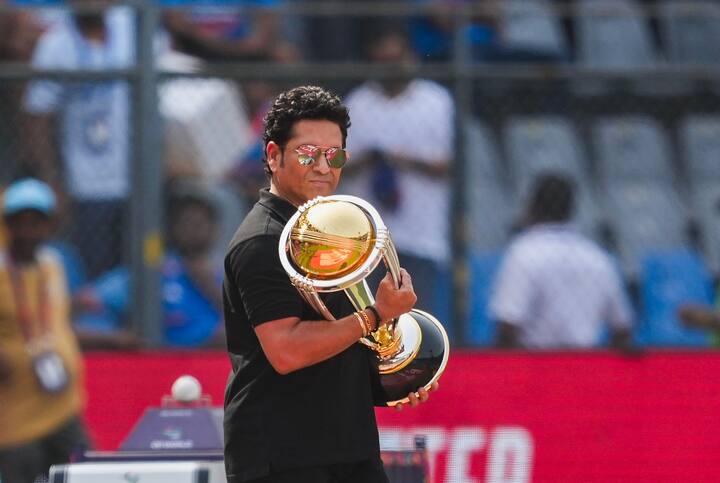 இந்திய கிரிக்கெட் அணியின் வெற்றிக்கு பக்கபலமாக இருந்த விராட் கோலி உலகக்கோப்பை தொடரில் அதிக ரன்கள் அடித்தவர் பட்டியலில் 594 ரன்கள் அடித்து முதல் இடத்தில் உள்ளார்.