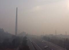 गंभीर श्रेणी में दिल्ली की हवा, सांस लेना खतरे कम नहीं, जानें कहां पर कितना AQI