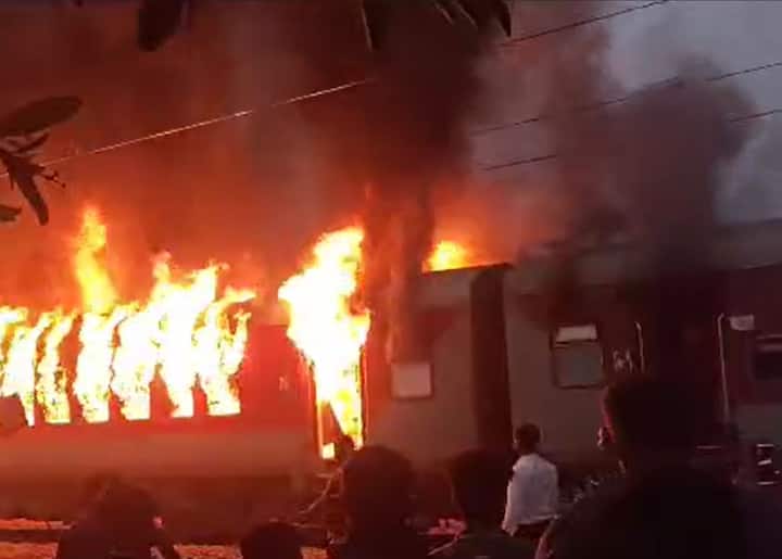 नई दिल्ली-दरभंगा एक्सप्रेस में सवार एक यात्री ने कहा कि कोच से बाहर निकलते समय कुछ लोग घायल हो गए.