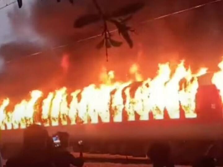 New Delhi Darbhanga Train Fire: नई दिल्ली से बिहार के दरभंगा जा रही ट्रेन की दो बोगियों में यूपी के इटावा में आग लग गई. छठ की वजह से ट्रेन में काफी भीड़ थी.