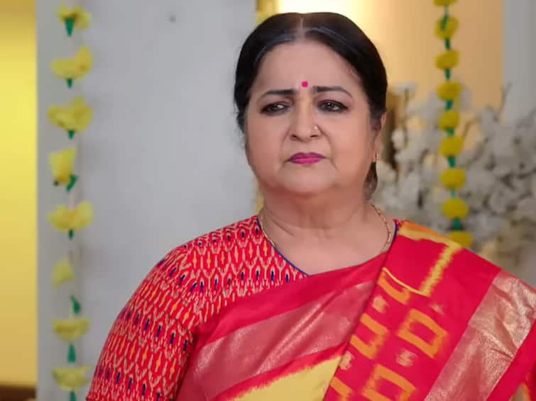 intinti gruhalakshmi serial today november 15th episode written update today episode Gruhalakshmi Serial November 15th Today Episode : చావు బతుకుల మధ్య తులసి తల్లి.. దీపక్‌ను అడ్డుకున్న నందూ!