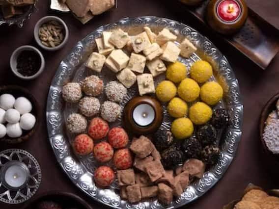 જ્યારે તમે ખોરાક ખાઓ ત્યારે તમારે મીઠાઈઓ ખાવી જોઈએ. જેમ કે સવારના નાસ્તામાં બરફી, બપોરના ભોજનમાં હલવો કે ખીર અને સાંજના નાસ્તામાં લાડુ કે કાજુ કતરી. માત્ર મીઠાઈ ખાવાનું ટાળો.