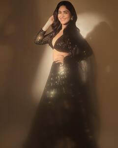 Mrunal Thakur: మృణాల్.. అదిరేన్ అందాల్, చూపుతిప్పుకోవడం కష్టమే!