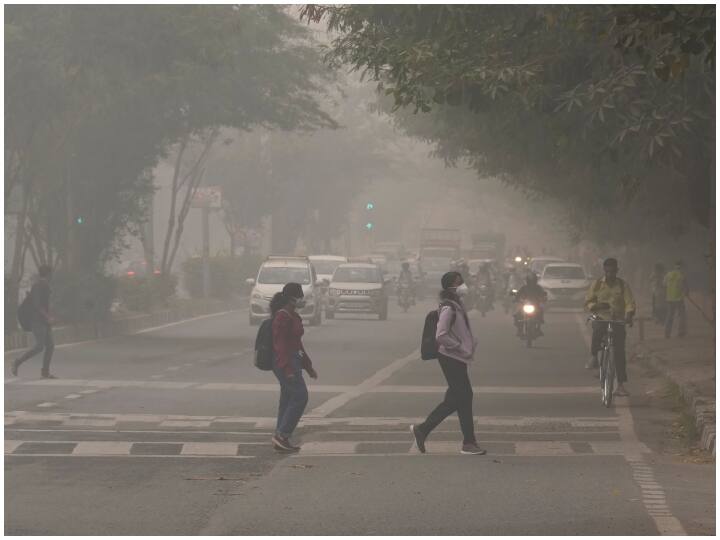 जितना ज्यादा एक्यूआई दिल्ली की हवा में है, उतना ही ज्यादा ये मान लीजिए कि बॉडी में स्मोक जा रहा है. तो हम आपको बताते हैं कि कितने एक्यूआई पर दिनभर में कितना स्मोक आपके बॉडी में जा रहा है.