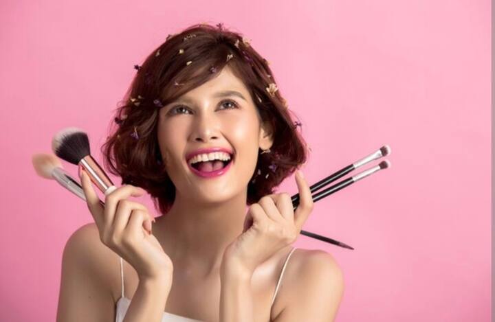 ऐसे में आज हम आपको बताने जा रहे हैं कुछ बेहद आसान लेकिन प्रोफेशनल मेकअप टिप्स जिसके जरिए आप अपना मेकअप खुद कर सकती हैं. यकीन मानिये  इंटेक्स को फॉलो कर आपका चेहरा किसी दुल्हन से कम ग्लो नहीं करेगा. लोग बस आपको देखते रह जाएंगे.