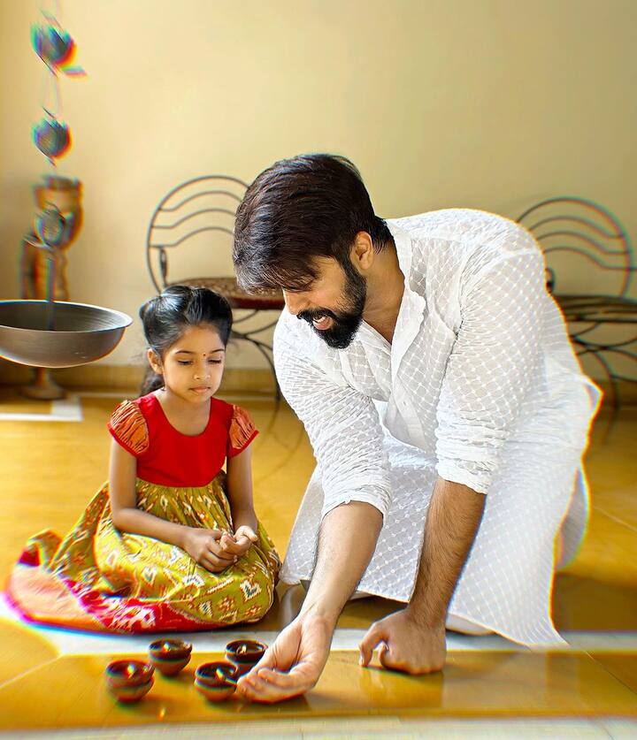 దీపావళిని కళ్యాణ్ దేవ్ ఆనందంగా తన నవిష్కతో జరుపుకున్నారు. శ్రీజ, కళ్యాణ్ దేవ్ విడిపోయాక నవిష్క అప్పుడప్పుడు తండ్రి దగ్గరికి వెళుతోంది.(Image Credit: Kalyan Dev/Instagram)