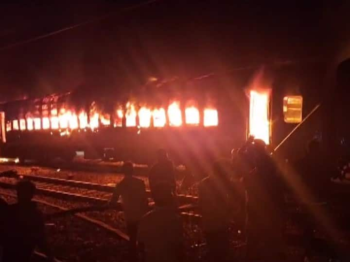 New Delhi Darbhanga Train Fire how people saved their life Train Fire Video: दिल्ली से दरभंगा जा रही ट्रेन में आग लगने पर सवार यात्रियों ने कैसे बचाई जान? पैसेंजर्स की आपबीती