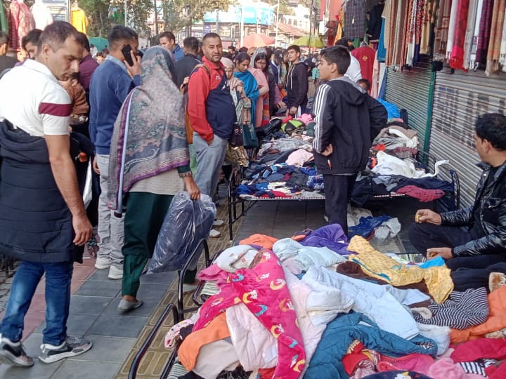 Delhi Chor Bazaar: दिल्ली का चोर बाजार बहुत मशहूर है. इस बाजार में कई प्रकार के सामान मिलते हैं, जो काफी सस्ते होते हैं. यहां खरीदारी करने के लिए लोग बहुत दूर-दूर से आते हैं.
