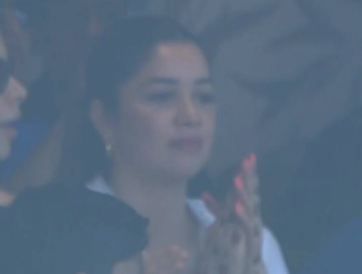 हालांकि गिल क्रैम्प के चलते रिटायर हो गए हैं. रिटायर होने से पहले गिल ने 65 गेंदों में 8 चौके और 3 छक्कों की मदद से 79 रन स्कोर कर लिए हैं.