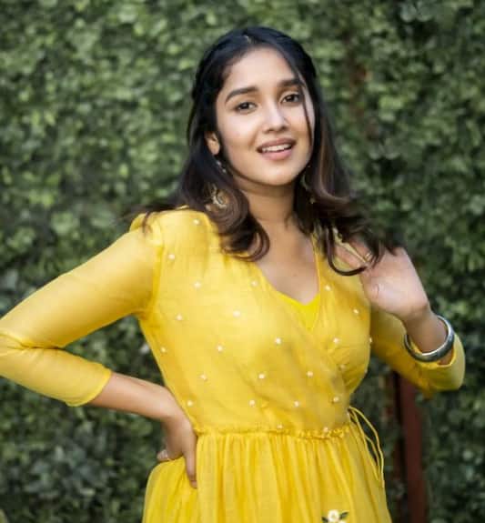 குழந்தை நட்சத்திரமாக அறிமுகமாகி தற்போது கதாநாயகியாக எண்ட்ரி கொடுத்து நடித்து வருபவர் அனிகா சுரேந்திரன்.