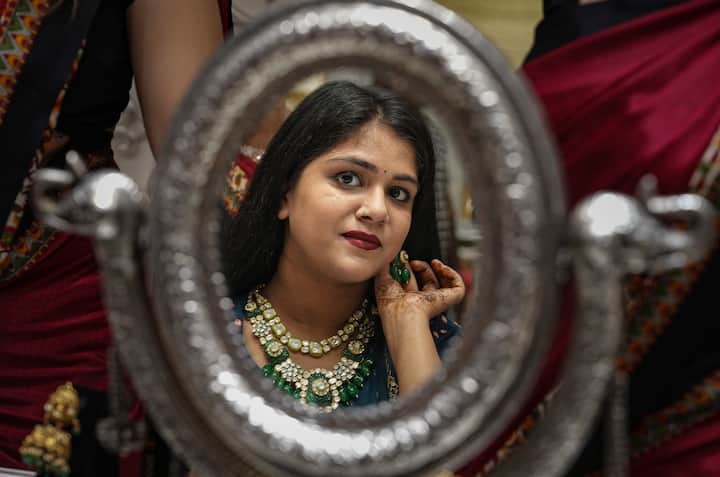 ২ কোনও কারণে সোনার গহনার মান নিয়ে সমস্যা হলে ব্যবহারকারীরা নিম্নমানের গুণমান, বিআইএস চিহ্নের অপব্যবহার, গুণমানের বিভ্রান্তিকর দাবি, বা বিআইএস পরিষেবাগুলিতে ত্রুটি সম্পর্কে অভিযোগ নথিভুক্ত করতে পারেন।