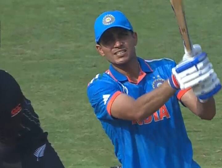 गिल शुरुआत से ही आक्राम अंदाज़ में दिखे. उन्होंने रोहित शर्मा का बखूबी साथ निभाया. रोहित शर्मा के बाद रिटायर होने से गिल ने कोहली के साथ अच्छी साझेदारी की.