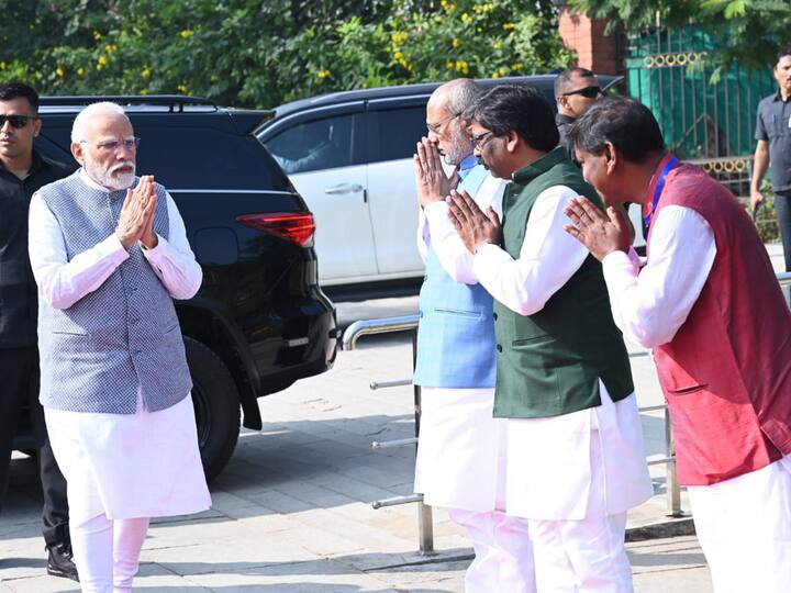 Prime Minister Narendra Modi being welcomed by Jharkhand Governor CP Radhakrishnan, Chief Minister Hemant Soren and Union Tribal Affairs Minister Arjun Munda as he arrives at the Birsa Munda Museum, In Ranchi. (Photo: PTI)