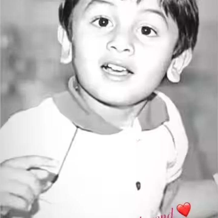 বলিউডের ক্যাসানোভা ইমেজ তাঁর। একসময় নায়িকারা নাকি ফটাফট প্রেমে পড়তেন তাঁর। এখন অবশ্য আলিয়া ও রাহাকে নিয়ে তাঁর জীবন। ঠিক ধরেছেন ইনি রণবীর কপূর।