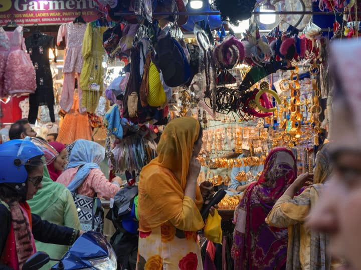 Delhi Cheapest Market: देश की राजधानी दिल्ली में खरीदारी करने के लिए लोग दूर-दूर से आते हैं. यहां चांदनी चौक और पुरानी दिल्ली बाजार के अलावा भी कई बाजार हैं, जहां काफी सस्ते कपड़े मिलते हैं.