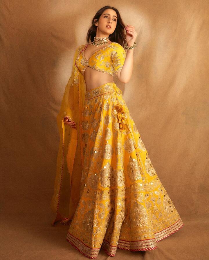 સારા અલી ખાને ફરી એકવાર તેના કેટલાક ફોટા શેર કર્યા છે. આમાં તે અલગ-અલગ અંદાજમાં જોવા મળી રહી છે.
