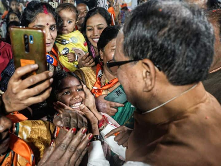 Madhya Pradesh Assembly Election 2023 CM Shivraj Singh Chouhan big announcemnet about ladli behna yojana Ladli Behna Yojana: शिवराज सिंह चौहान ने भाई दूज पर दिया महिलाओं को तोहफा, लाड़ली बहना योजना पर किया ये बड़ा ऐलान