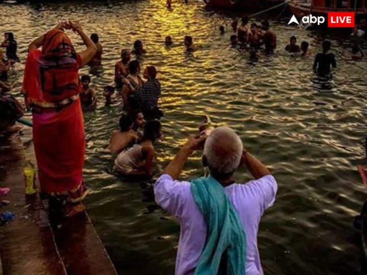 ऊँ सूर्याय नम:, ऊँ आदित्याय नम:, ऊँ नमो भास्कराय नम:। अर्घ्य समर्पयामि