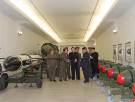 ਕਿਮ ਜੋਂਗ ਦੇ ਦੇਸ਼ ਉੱਤਰੀ ਕੋਰੀਆ ਕੋਲ ਵੀ ਕਾਫੀ ਪਰਮਾਣੂ ਹਥਿਆਰ ਹਨ। ਇਕ ਰਿਪੋਰਟ ਮੁਤਾਬਕ ਉੱਤਰੀ ਕੋਰੀਆ ਕੋਲ ਇਸ ਸਮੇਂ 30 ਪਰਮਾਣੂ ਹਥਿਆਰ ਹਨ। ਇਸ ਤੋਂ ਇਲਾਵਾ ਉਸ ਕੋਲ 40-50 ਹੋਰ ਪਰਮਾਣੂ ਹਥਿਆਰ ਤਿਆਰ ਕਰਨ ਦੀ ਸਮੱਗਰੀ ਵੀ ਹੈ।