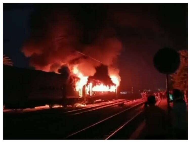 Massive Fire Breaks Out In Delhi-Darbhanga Express In Uttar Pradesh Etawah Three Coaches Gutted Massive Fire Breaks Out In Delhi-Darbhanga Express In UP's Etawah, Eight Injured, 3 Coaches Gutted