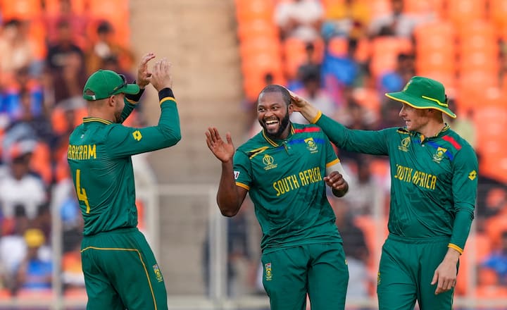 1. सर्वोच्च टीम स्कोर :   यंदाच्या विश्वचषकातील सर्वोच्च धावसंख्येचा विक्रम दक्षिण आफ्रिकेच्या नावावर जमा आहे. आफ्रिकेने लंकेविरोधात पाच विकेट्सच्या मोबदल्यात 428 धावांचा डोंगर उभारला होता.