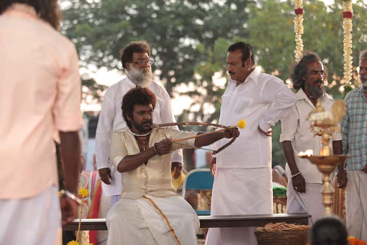 இரண்டு படங்களின் மீது பெரும் எதிர்பார்ப்பு இருந்த நிலையில், கார்த்திக் சுப்பராஜின் ஜிகர்தண்டா 2 அனைவரின் கவனத்தையும் ஈர்த்தது. ரசிகர்களுக்கு முழுமையான சினிமா உணர்வை கொடுத்து, திரையரங்குகளில் வசூலை குவித்து வருகிறது.