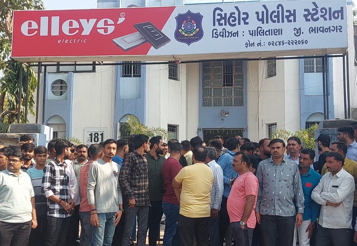 Bhavnagar: રક્ષક કે ભક્ષક? સિહોર પોલીસની દાદાગીરી, વેપારી પાસેથી લૂંટી રહી છે સામાન, વીડિયો વાયરલ