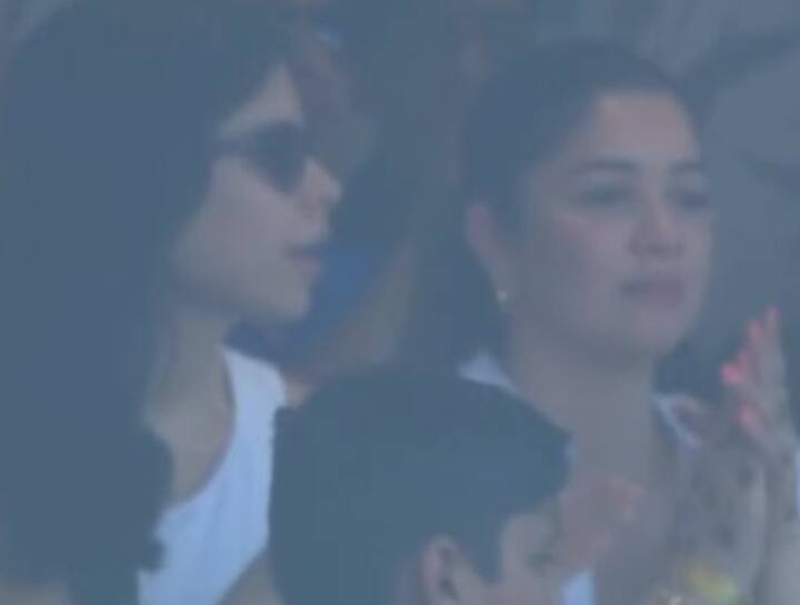 भारत और न्यूज़ीलैंड के बीच वर्ल्ड कप 2023 का सेमीफाइनल मुकाबला मुंबई के वानखेड़े स्टेडियम में खेला जा राह है. मैच देखने के लिए कई सेलिब्रिटी स्टेडियम पहुंचे हैं, जिसमें शुभमन गिल की रूमर्ड गर्लफ्रेंड और दिग्गज सचिन तेंदुलकर की बेटी सारा तेंदुलकर भी शामिल हैं.