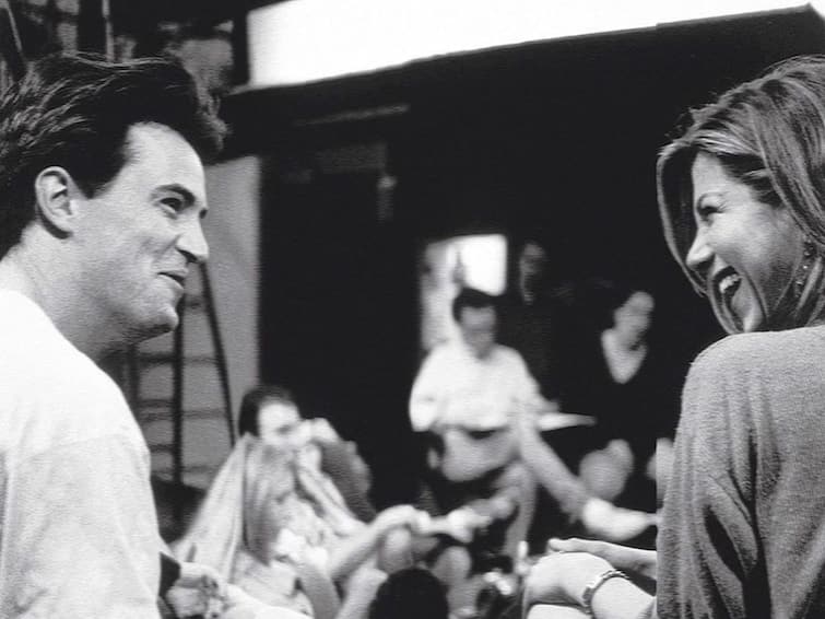 Jennifer Aniston Remembers Friends costar Matthew Perry aka chandler bing writes long post Jennifer Aniston Remembering Matthew Perry: 'জানি সমস্ত যন্ত্রণা থেকে মুক্তি পেয়েছ', ম্যাটি পেরিকে খোলা চিঠি পর্দার রেচেলের