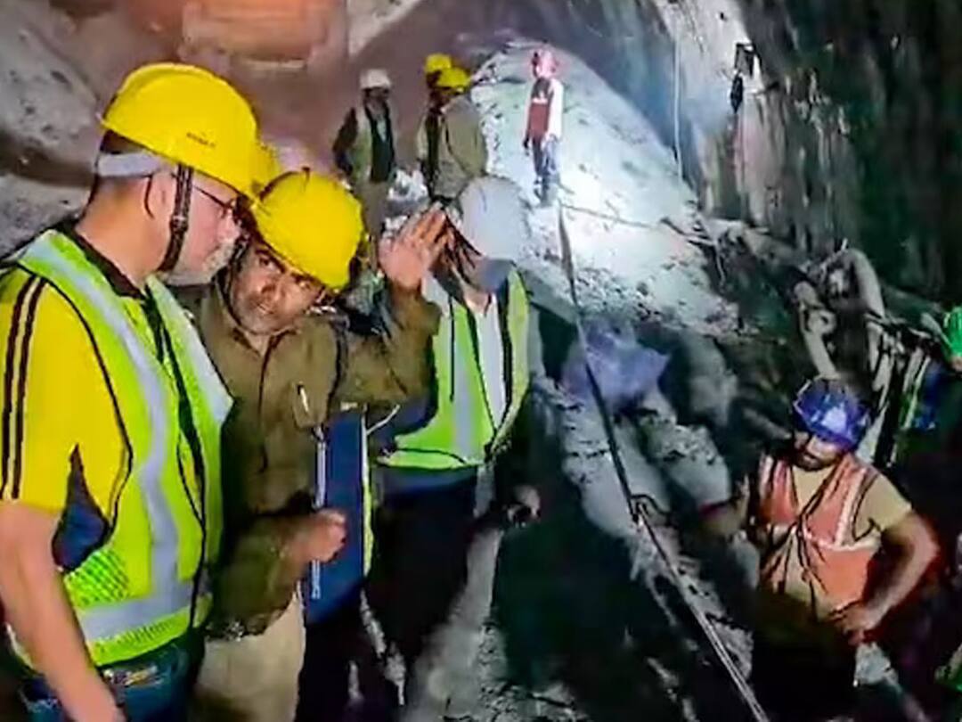 Uttarkashi tunnel rescue ops marred by landslide new drill machine being set up telugu news Uttarkashi Tunnel Collapse: ఉత్తరకాశీ సొరంగంలో మరో సారి కూలిన కొండ చరియలు, కార్మికులను రక్షించేందుకు కొత్త ప్లాన్