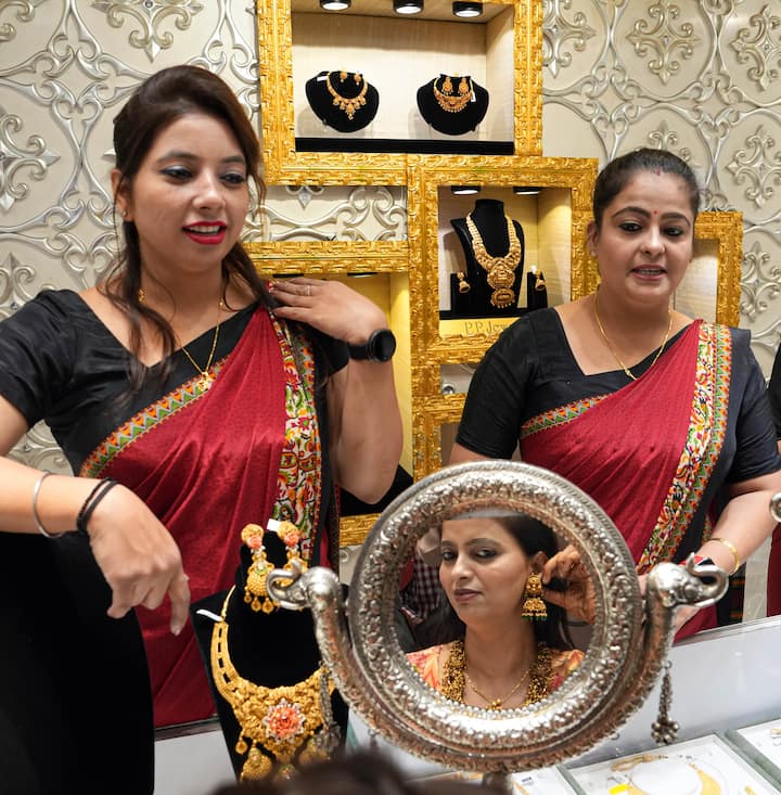১ এতে ক্রেতা সোনার গহনার সব প্রাসঙ্গিক বিশদ বিবরণ যেমন প্রস্তুতকারকের নাম,ঠিকানা, লাইসেন্স, রেজিস্ট্রেশনের বৈধতা, পণ্যের উপস্থিত লাইসেন্স নম্বর, HUID নম্বর বা রেজিস্ট্রেশেন নম্বর প্রবেশ করতে পারেন। লাইসেন্স বা রেজিস্ট্রেশন, ব্র্যান্ড, এবং লাইসেন্স বা রেজিস্ট্রেশনের বর্তমান অবস্থা সম্পর্কে জানতে পারবেন।