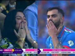 अनुष्का की आंखों में खुशी के आंसू , मैदान और गैलरी के बीच हुआ फ्लाइंग किस का एक्सचेंज