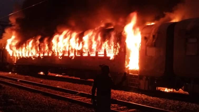 Fierce fire broke out in New Delhi-Darbhanga Express New Delhi Darbhanga Express: નવી દિલ્હી-દરભંગા એક્સપ્રેસમાં લાગી ભીષણ આગ