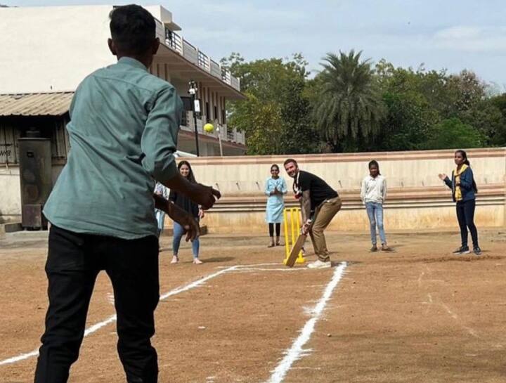 ODI World Cup 2023 David Beckham on streets Gujarat playing cricket with young kids see pic David Beckham: दिग्गज फुटबॉलर डेविड बेकहम ने खेला गली क्रिकेट, भारत-न्यूज़ीलैंड सेमीफाइनल के लिए पहुंचे हैं मुंबई